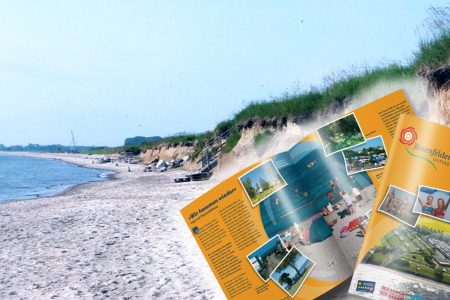 Ostseestrand mit Prospekten vom Rosenfelder Strand
