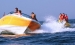 Boot zieht Banane mit Besuchern