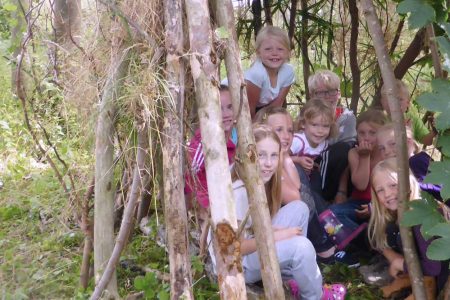 Kinder in Höhle im Abenteuerwald