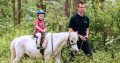 Ponyreiten mit Kind durch den Abenteuerwald