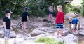 Kinder spielen am Wasserspielplatz im Abenteuerwald
