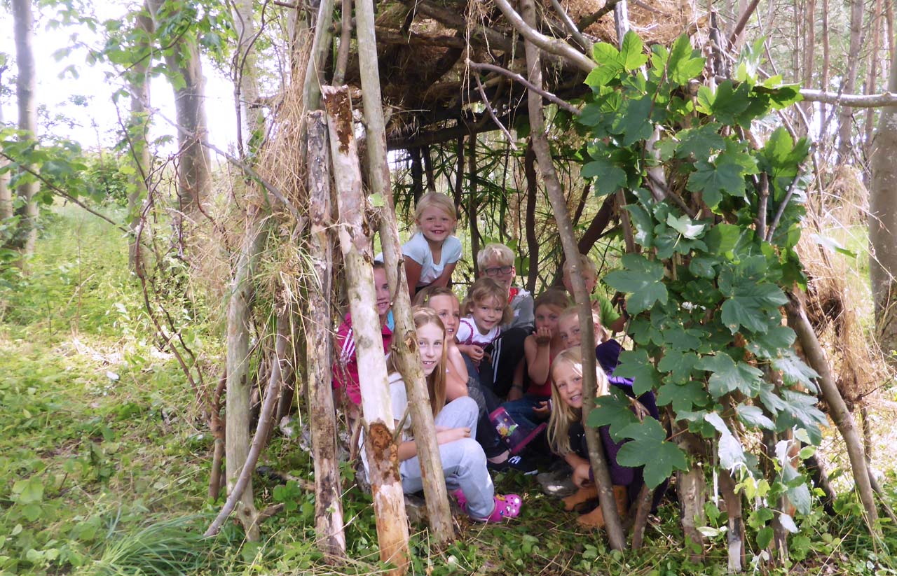Kinder im Unterschlupf Abenteuerwald
