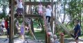 Kinder spielen auf dem Spielplatz im Abenteuerwald