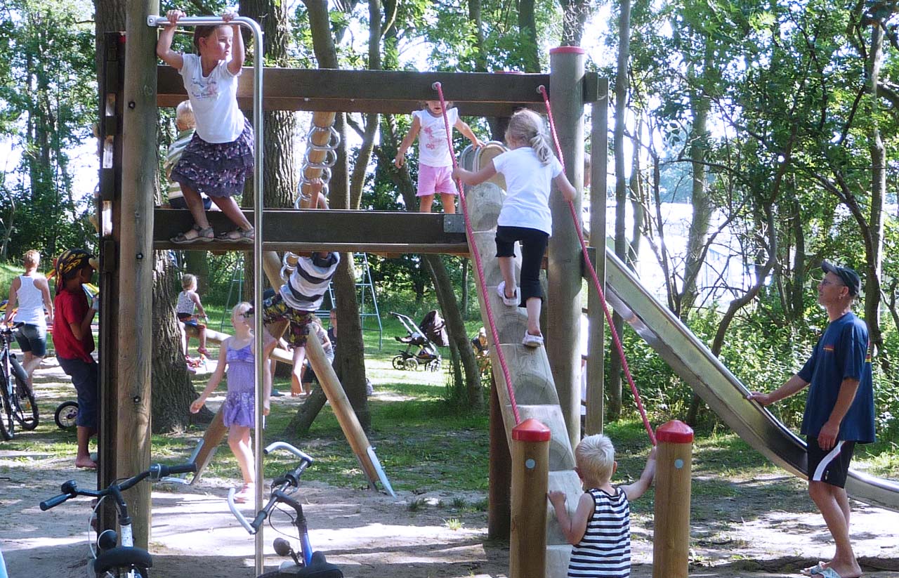 Kinder spielen auf dem Spielplatz im Abenteuerwald