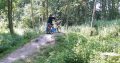 Kind mit Fahrrad im Abenteuerwald