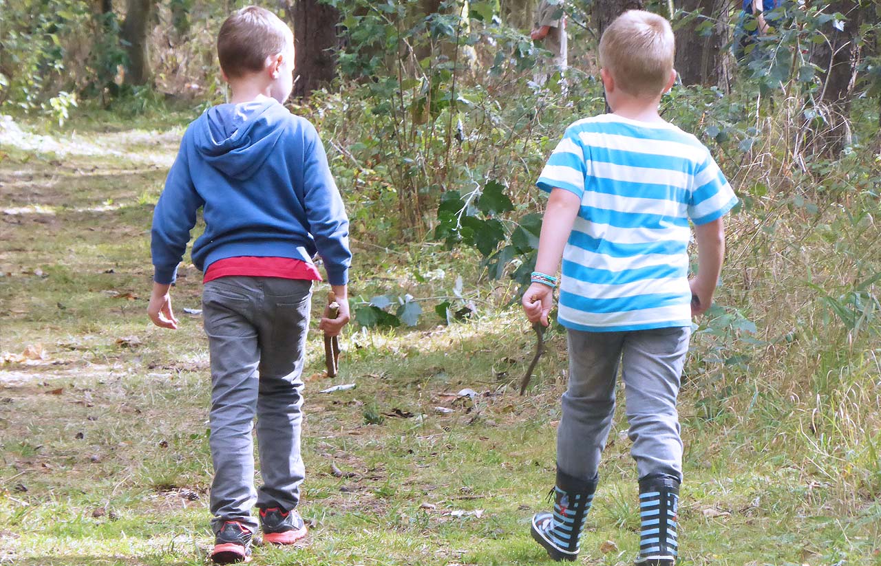 Kinder mit Ästen in der Hand