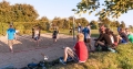 Kinder spielen Volleyball