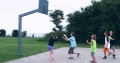 Kinder spielen Basketball