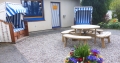Bereich vor der Bücherstube mit Strandkörben und Sitzecke