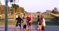 Kinder und Jugendliche spielen auf dem Sportplatz