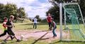 Kinder spielen Fußball