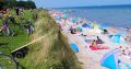 Ostsee-Strand und Grünflache mit Besuchern