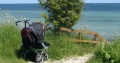 Kinderwagen am Ostseestrand