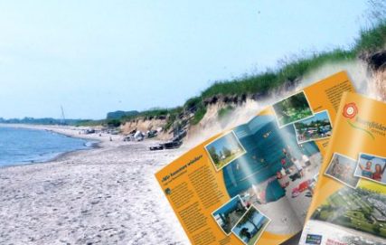 Ostseestrand mit Prospekten vom Rosenfelder Strand