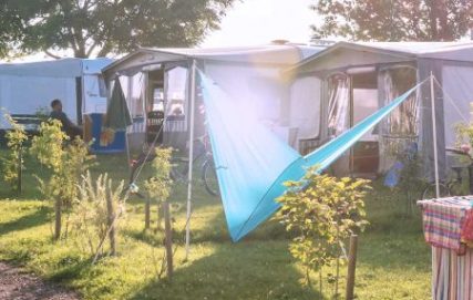 Mehrere Mietwohnwagen nebeneinander